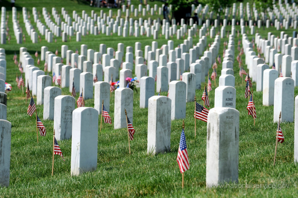 20160530204349_Arlington_National_Cemetery_graves
